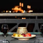 Historical Flat Unique Terrace Ac In Beyoglu Galata شقة *
